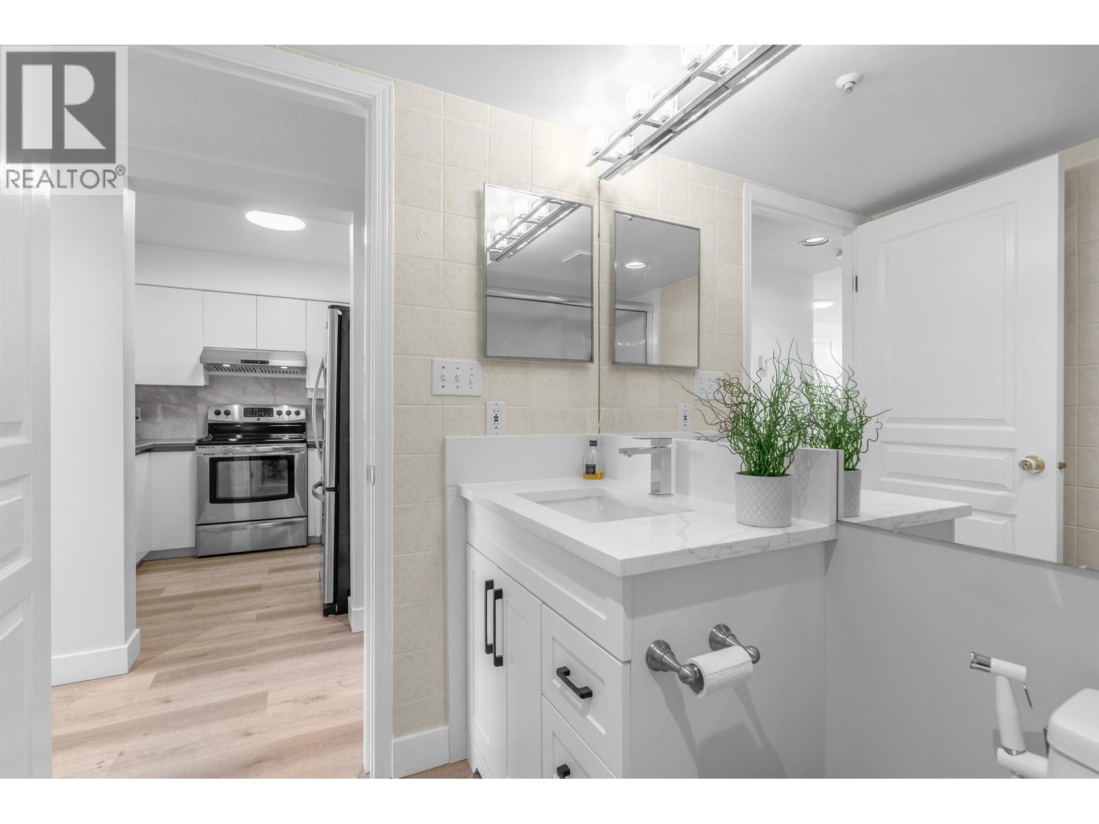 1605 3071 Glen Drive, Coquitlam, British Columbia  V3B 7R1 - Photo 15 - R3074416