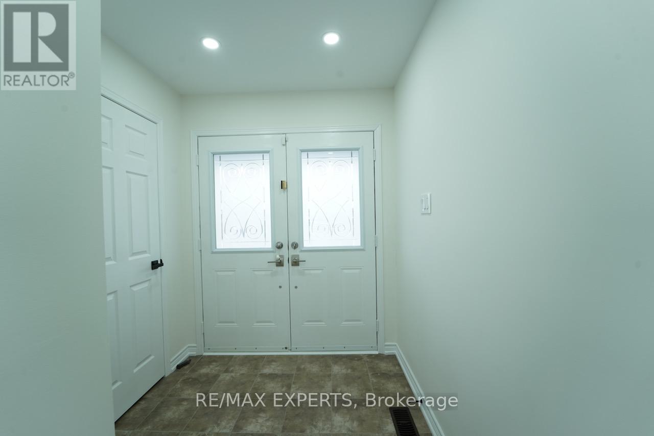 64 Peppertree Lane, Whitchurch-Stouffville, Ontario  L4A 0M8 - Photo 3 - N12641520