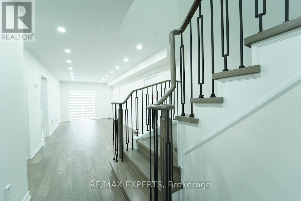 64 Peppertree Lane, Whitchurch-Stouffville, Ontario  L4A 0M8 - Photo 6 - N12641520