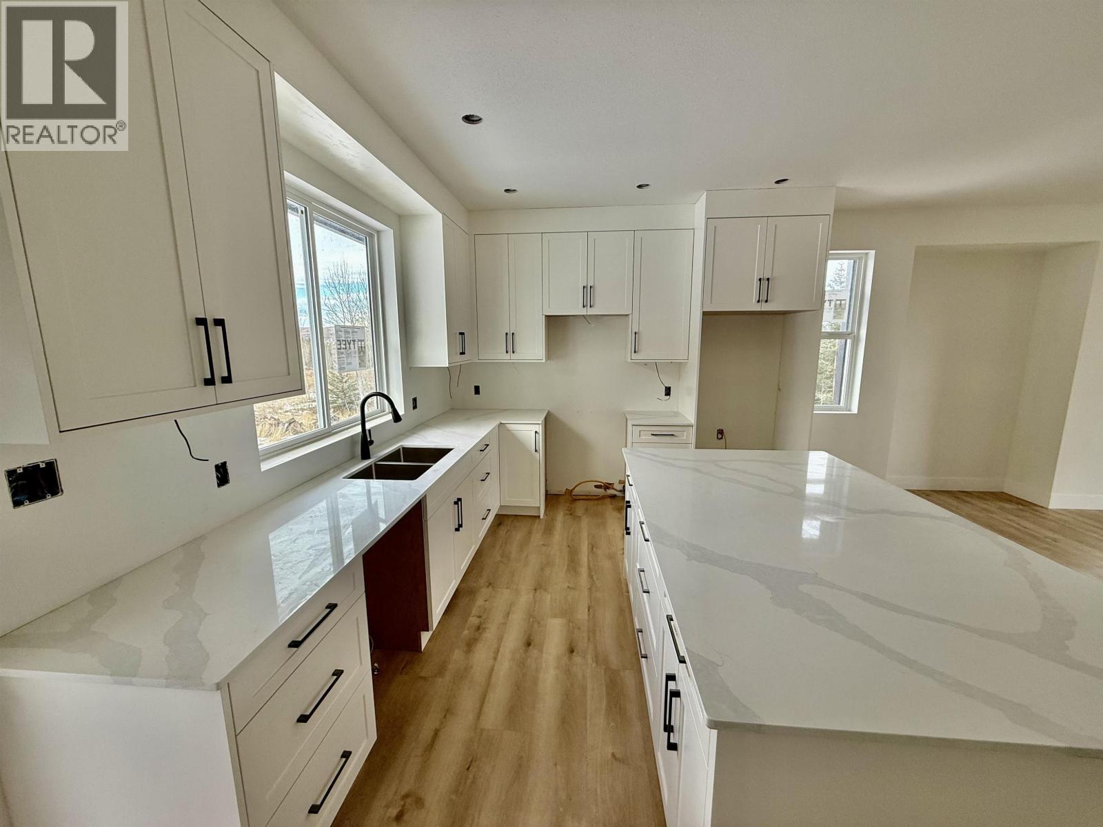 905 Spruce Place, 100 Mile House, British Columbia  V0K 2E0 - Photo 4 - R3046883