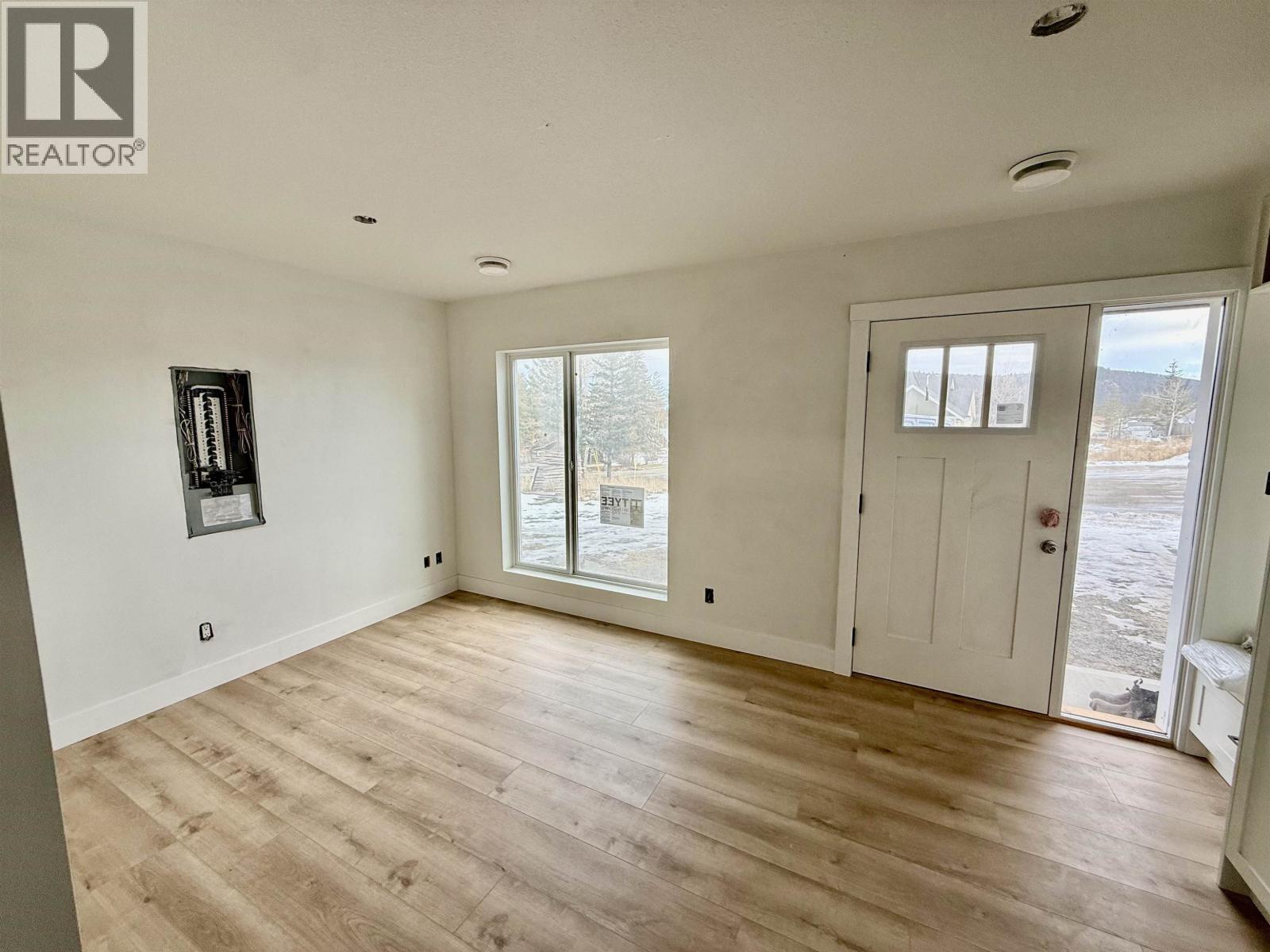 905 Spruce Place, 100 Mile House, British Columbia  V0K 2E0 - Photo 3 - R3046883