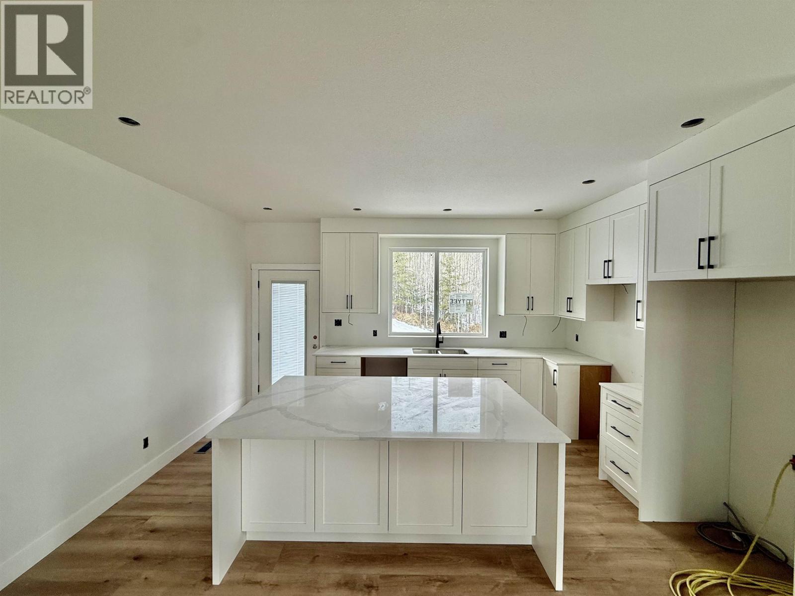 905 Spruce Place, 100 Mile House, British Columbia  V0K 2E0 - Photo 5 - R3046883