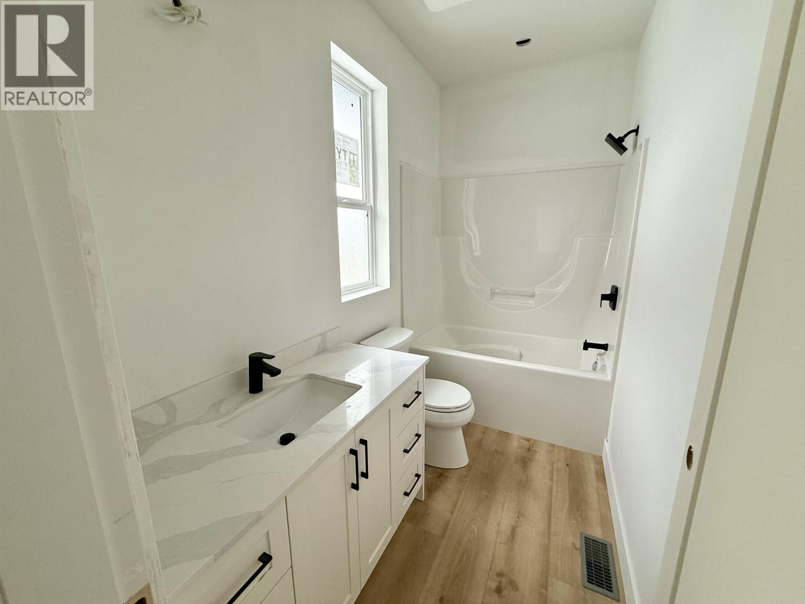 905 Spruce Place, 100 Mile House, British Columbia  V0K 2E0 - Photo 14 - R3046883