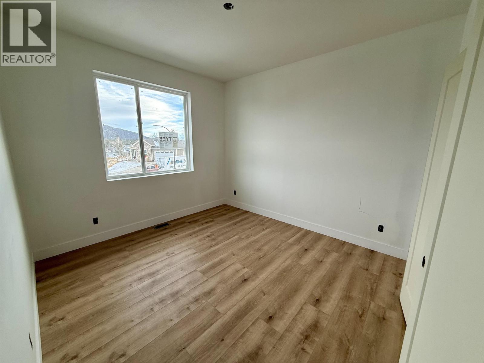 905 Spruce Place, 100 Mile House, British Columbia  V0K 2E0 - Photo 16 - R3046883