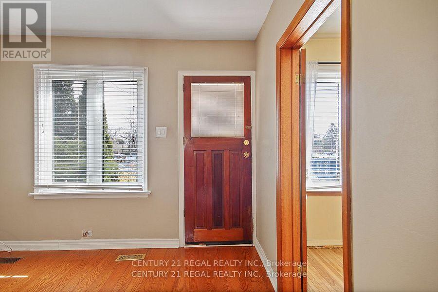 102 Newcastle Street, Toronto, Ontario  M8Z 1C8 - Photo 4 - W12642010