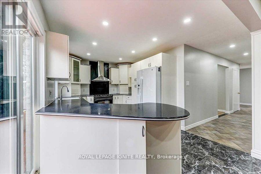 160 Twyn Rivers Drive, Pickering, Ontario  L1V 1E2 - Photo 8 - E12642032