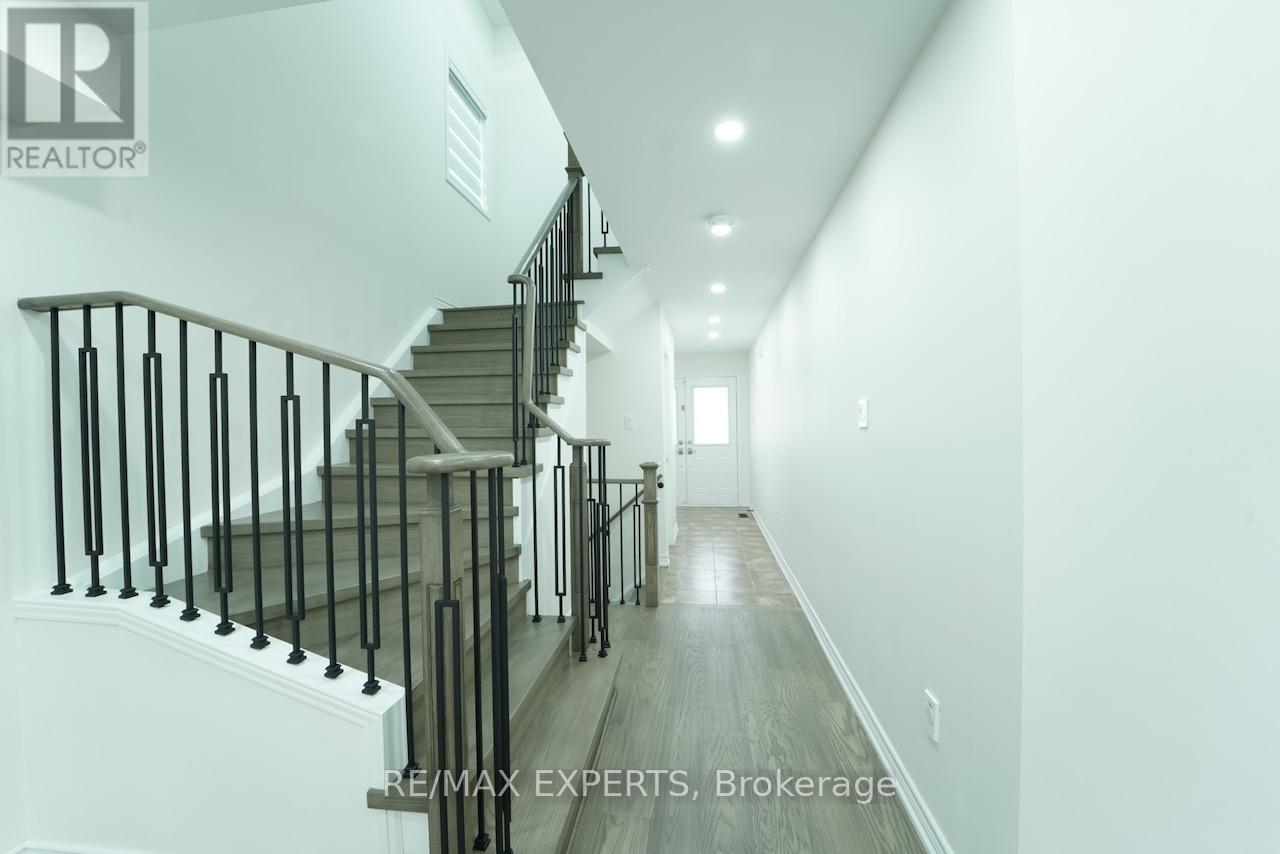 64 Peppertree Lane, Whitchurch-Stouffville, Ontario  L4A 0M8 - Photo 5 - N12641520