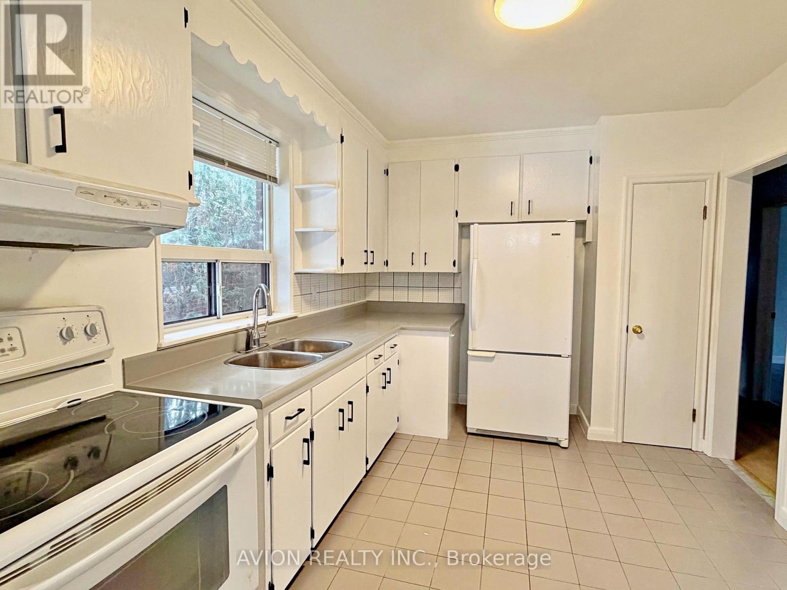 50 Tormore Drive, Richmond Hill, Ontario  L4C 3N4 - Photo 6 - N12642092