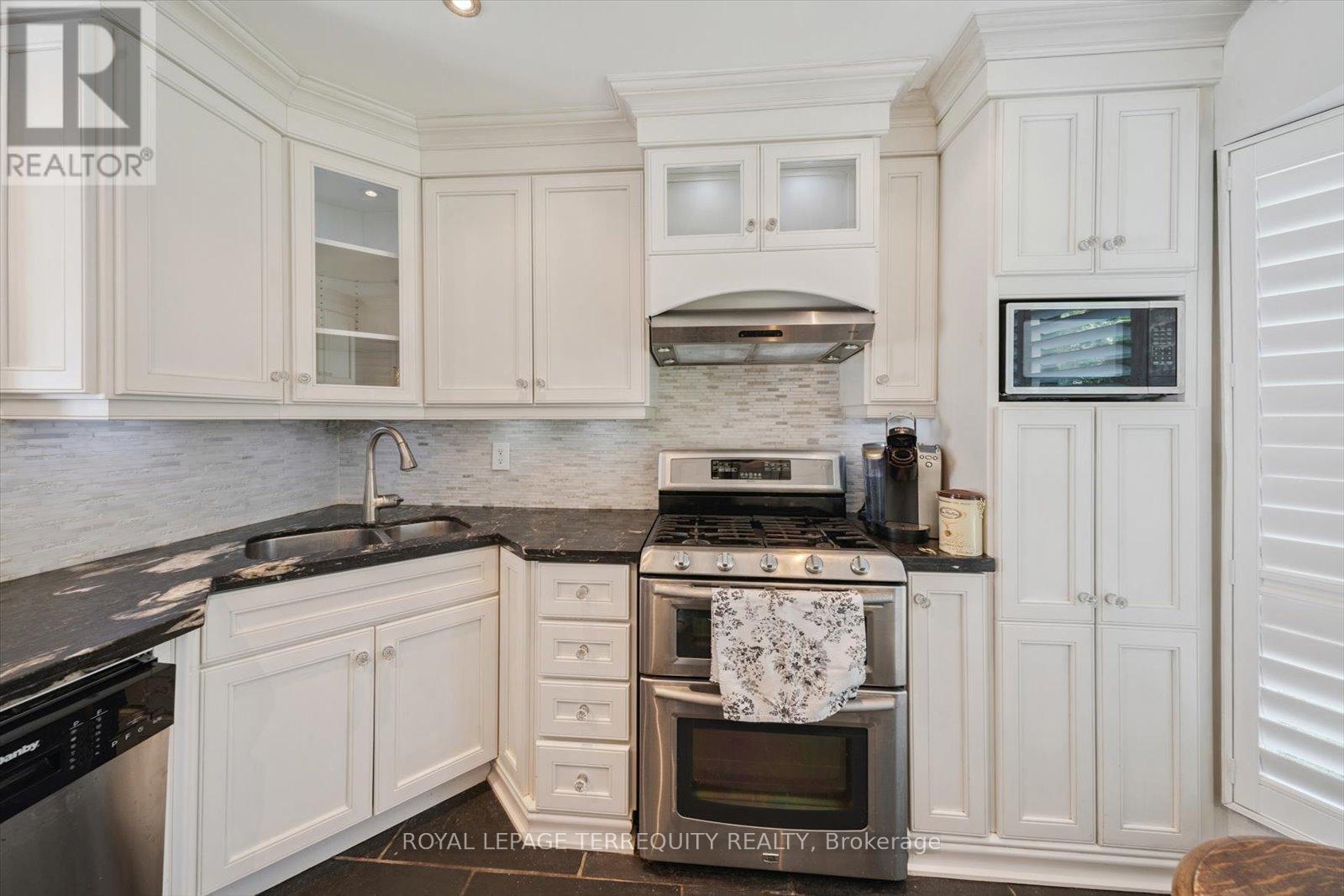 1825 Hyde Mill Crescent, Mississauga, Ontario  L5N 0A7 - Photo 13 - W12642098