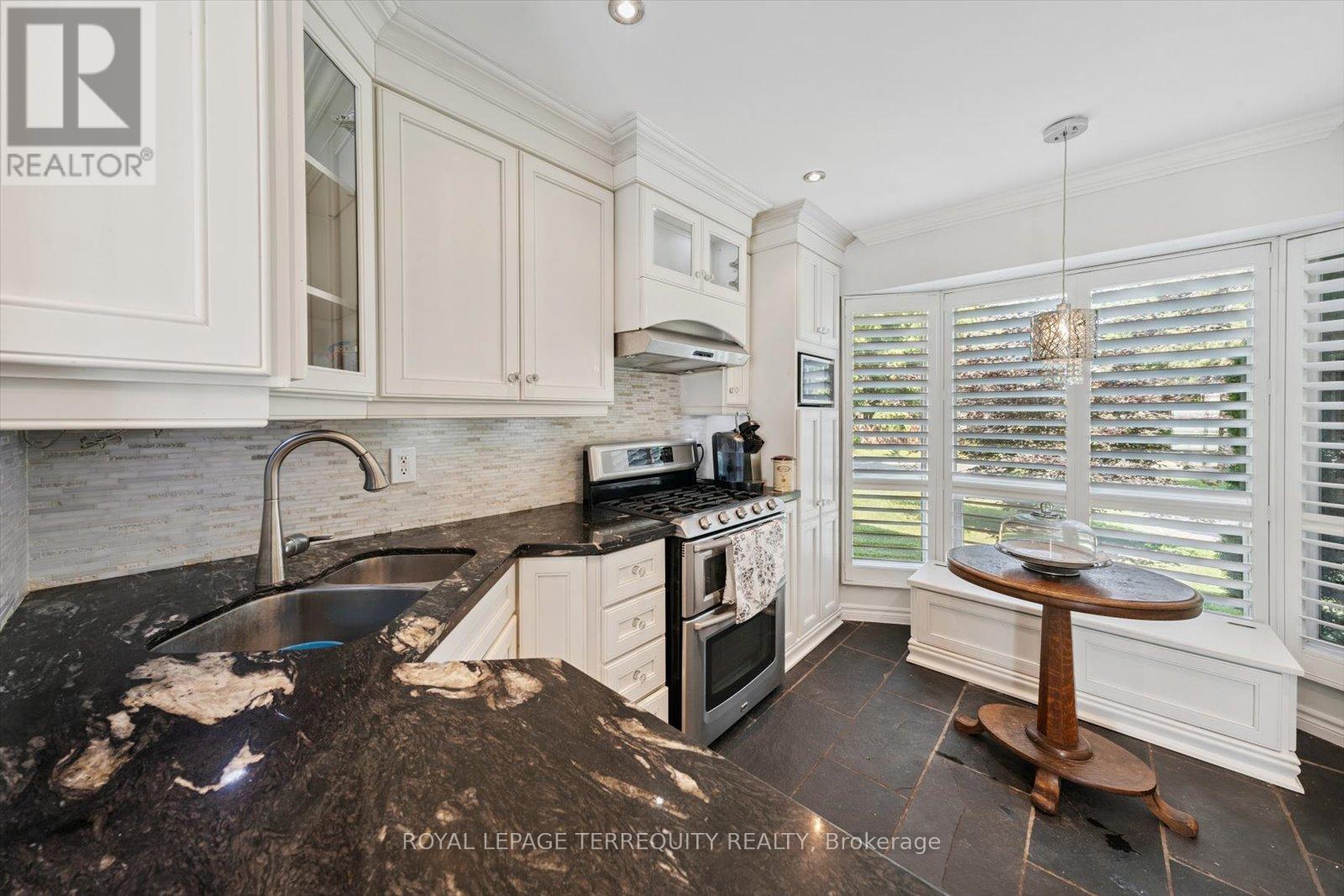 1825 Hyde Mill Crescent, Mississauga, Ontario  L5N 0A7 - Photo 9 - W12642098