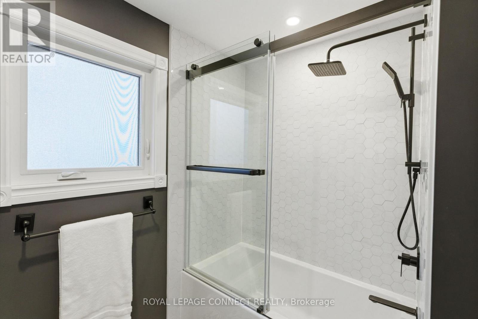 856 Sorrento Avenue, Oshawa, Ontario  L1J 6V9 - Photo 11 - E12642050