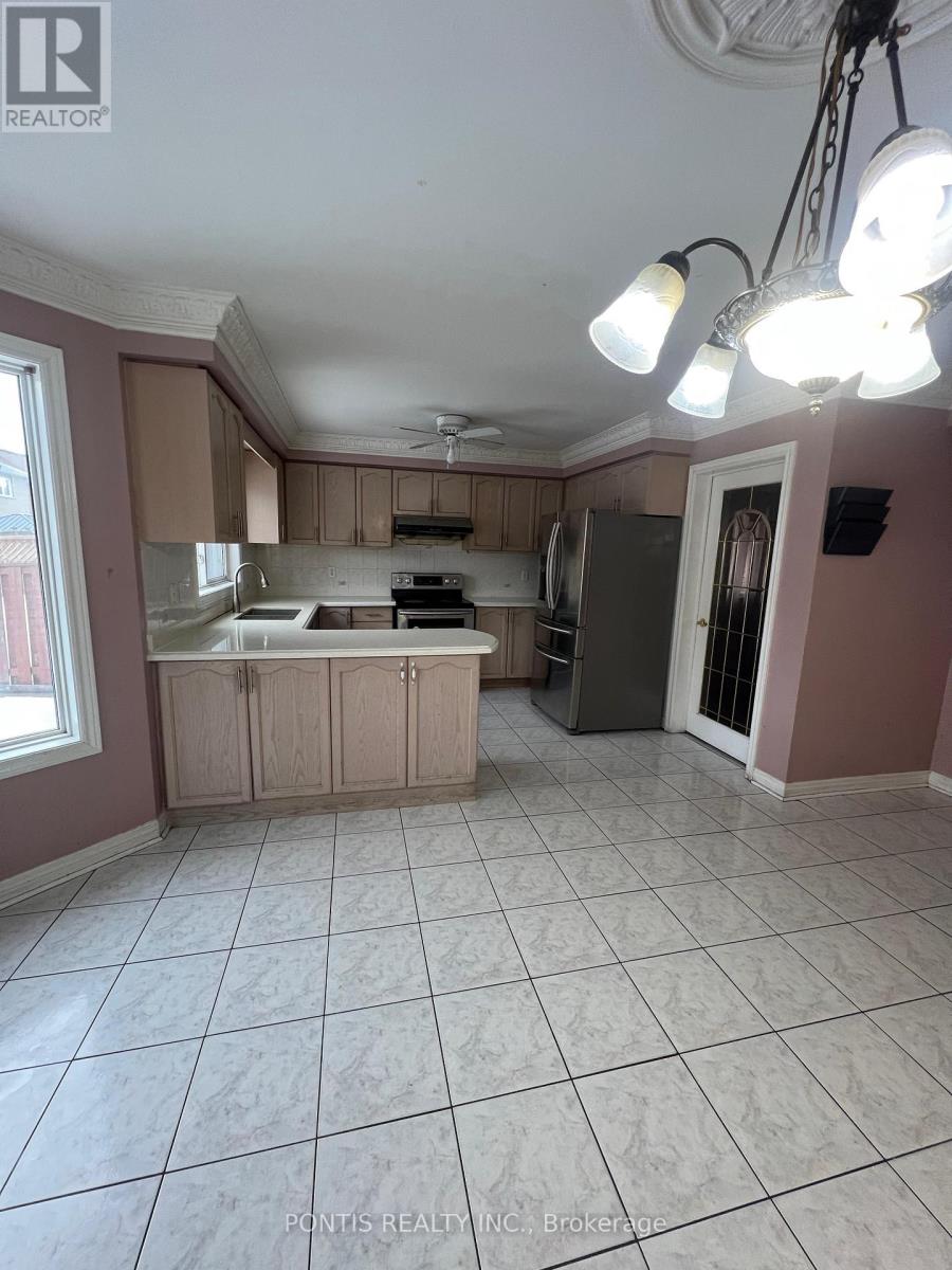 32 Mapleview Avenue, Brampton, Ontario  L6R 1M2 - Photo 11 - W12520866