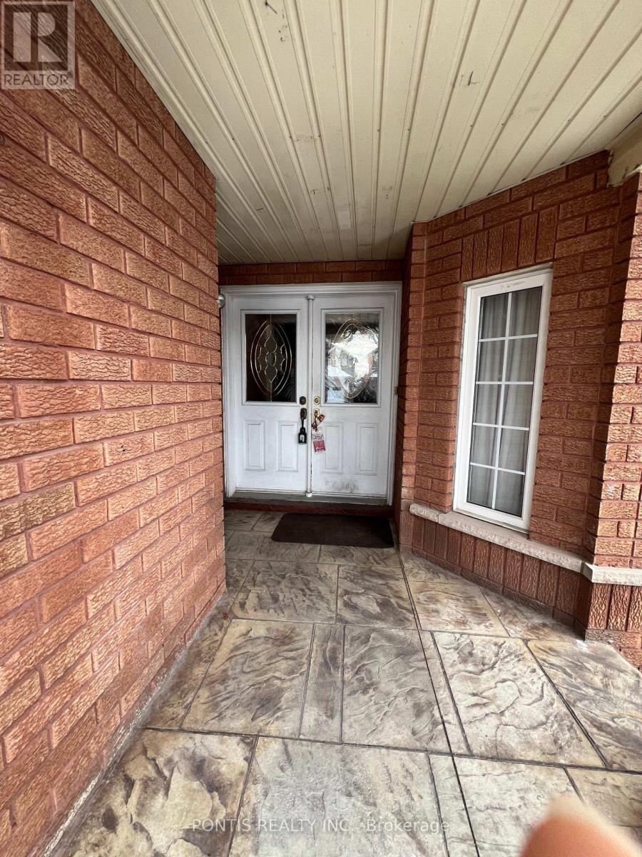 32 Mapleview Avenue, Brampton, Ontario  L6R 1M2 - Photo 3 - W12520866