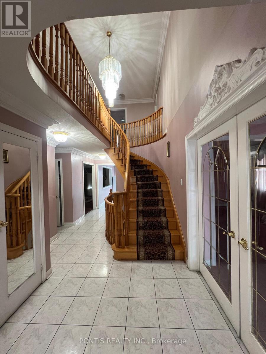 32 Mapleview Avenue, Brampton, Ontario  L6R 1M2 - Photo 5 - W12520866