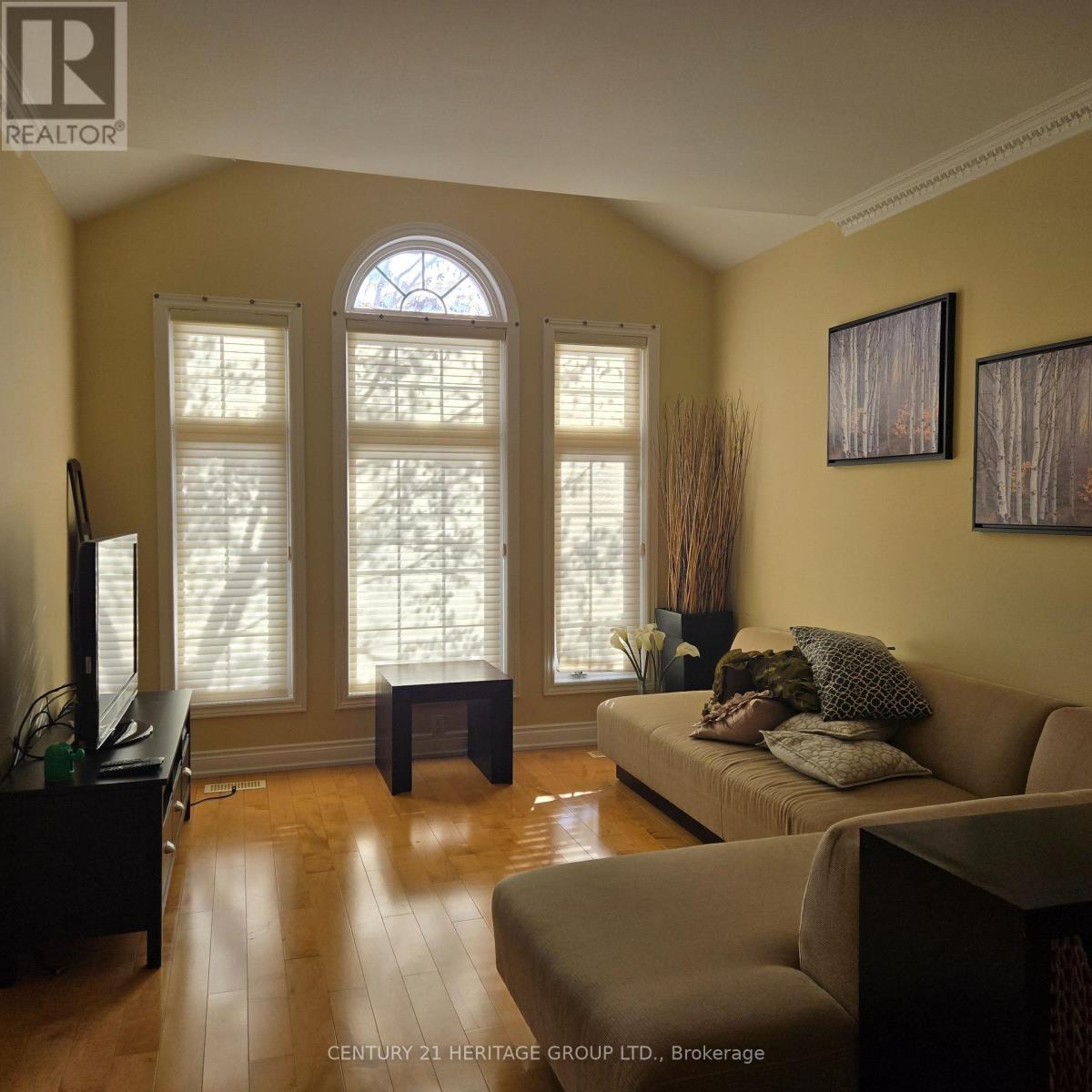 54 Farnham Drive, Richmond Hill, Ontario  L4B 4E7 - Photo 3 - N12641922