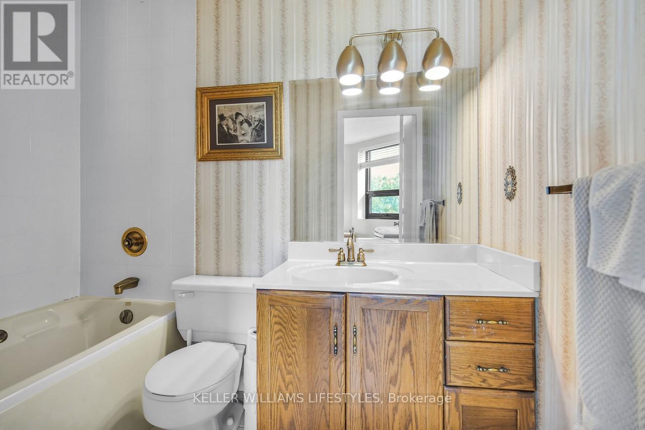 604 - 549 Ridout Street N, London East, Ontario  N6A 5N5 - Photo 12 - X12642130