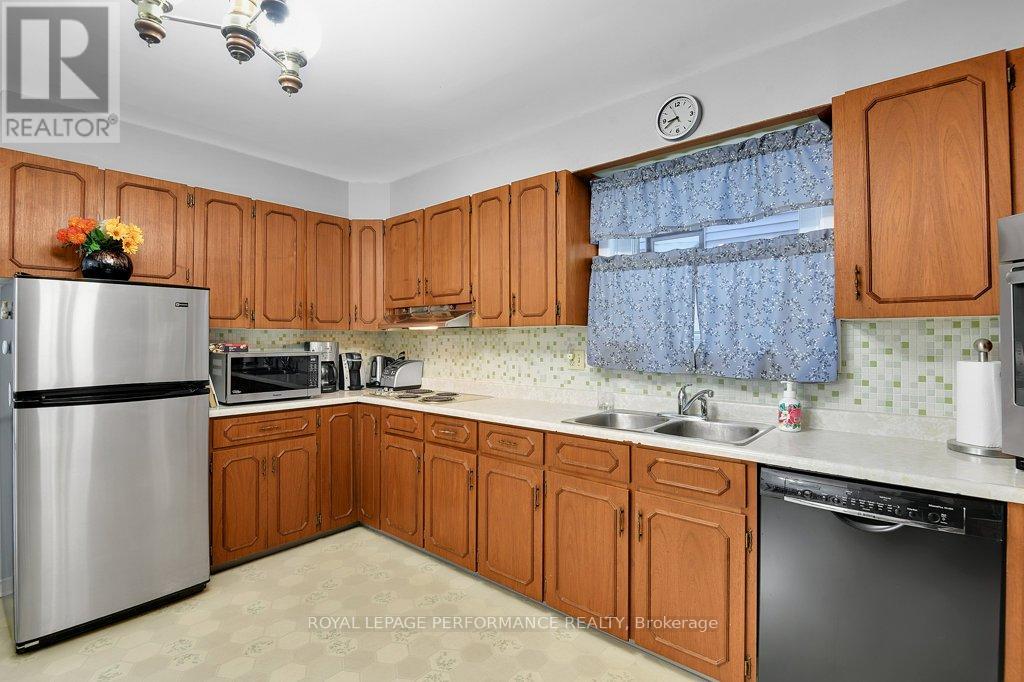 456 Blake Boulevard, Ottawa, Ontario  K1K 1B1 - Photo 9 - X12642156