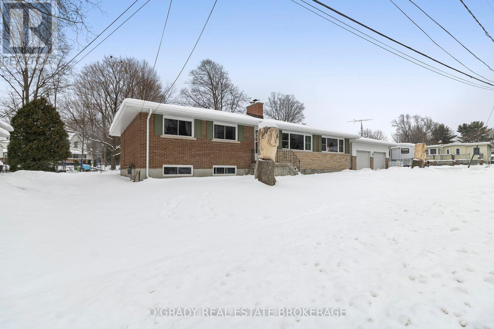 3 Davison Avenue, Brockville, Ontario  K6V 3C3 - Photo 3 - X12642150