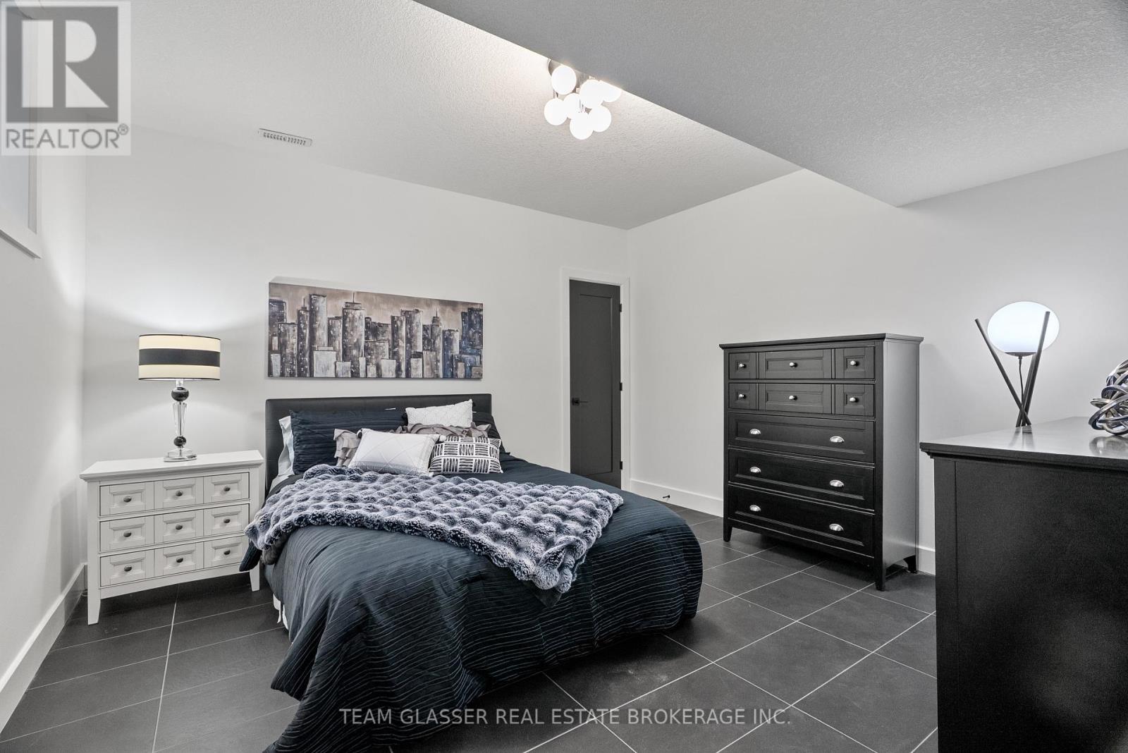 10143 Pinery Bluffs Road, Lambton Shores, Ontario  N0M 1T0 - Photo 38 - X12641572