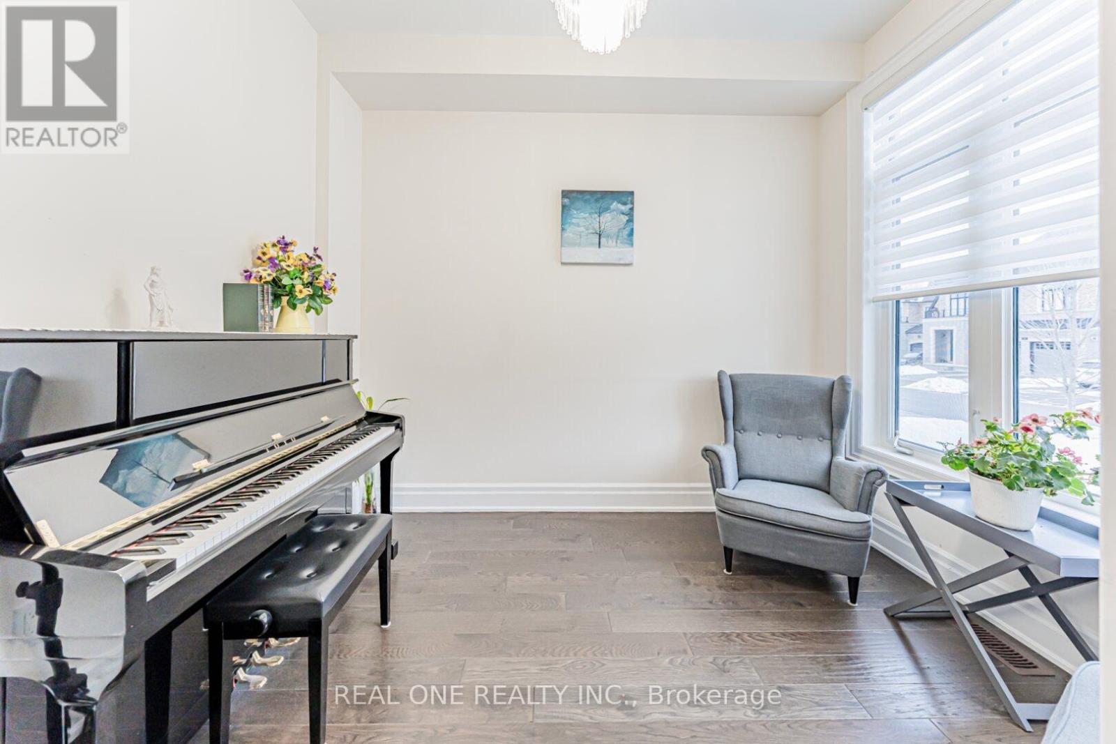 45 Shining Willow Court, Richmond Hill, Ontario  L4C 5N6 - Photo 4 - N12642216