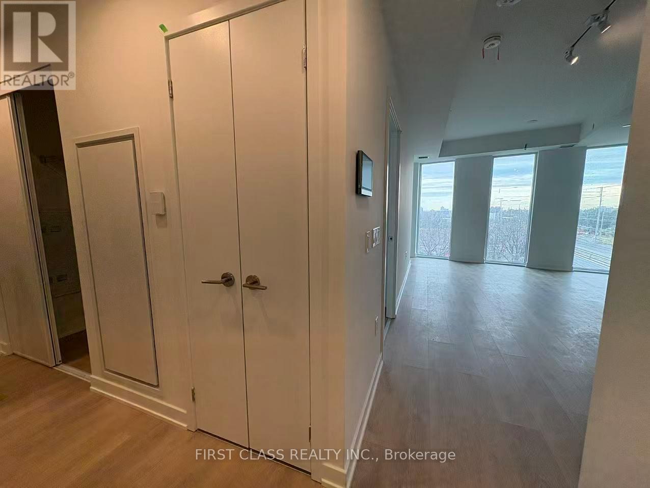 519 - 1 Fairview Road E, Mississauga, Ontario  L5A 0B4 - Photo 2 - W12642188
