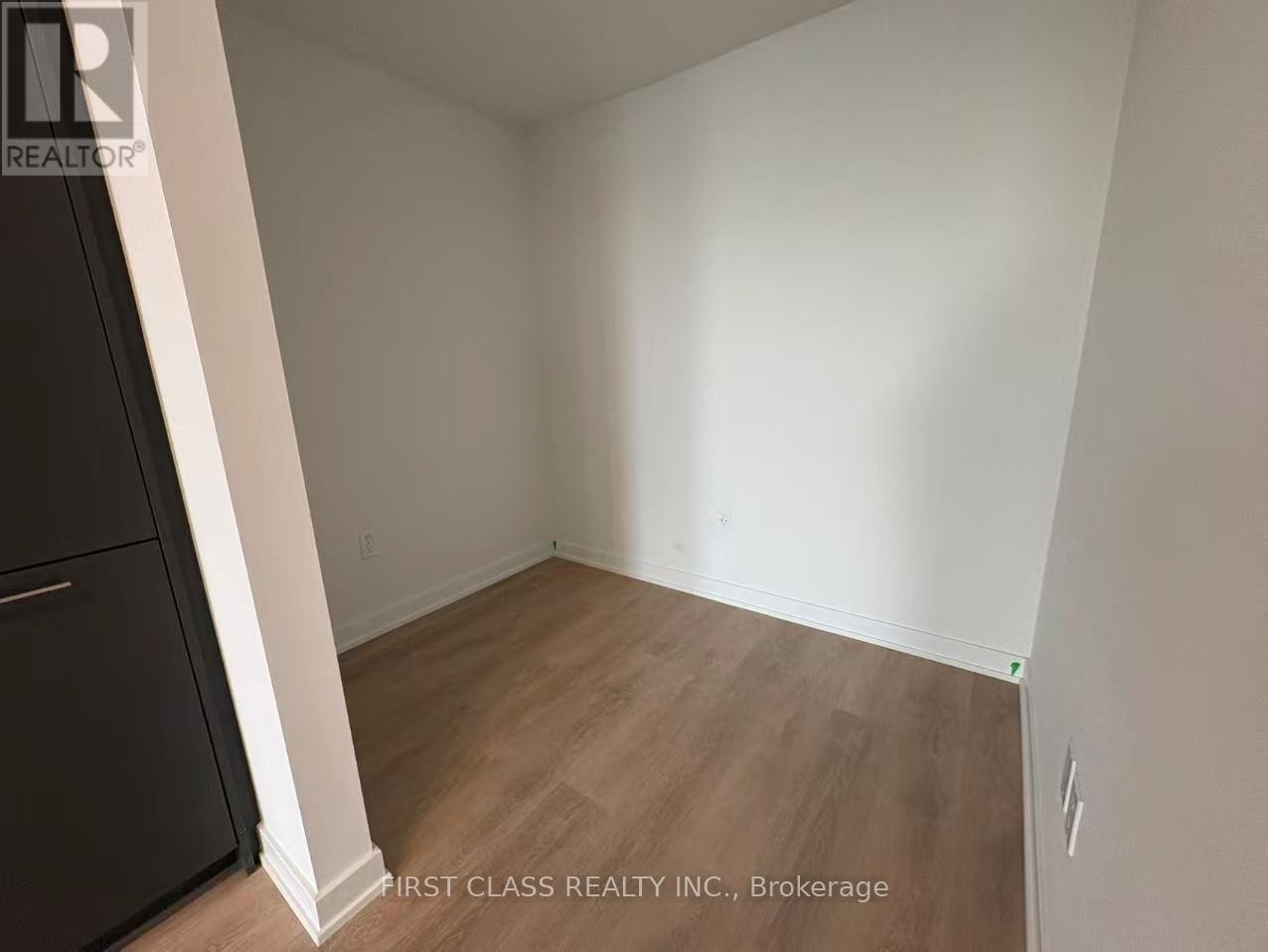 519 - 1 Fairview Road E, Mississauga, Ontario  L5A 0B4 - Photo 3 - W12642188