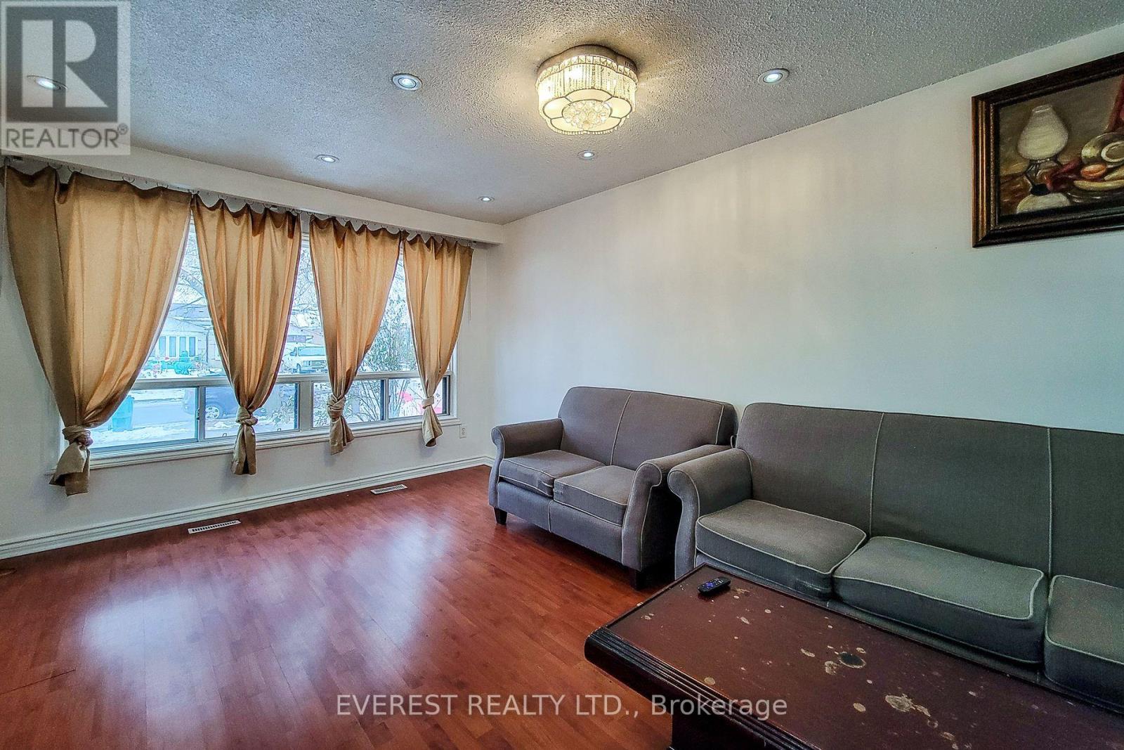 7790 Kittridge Drive, Mississauga, Ontario  L4T 3J6 - Photo 4 - W12642198