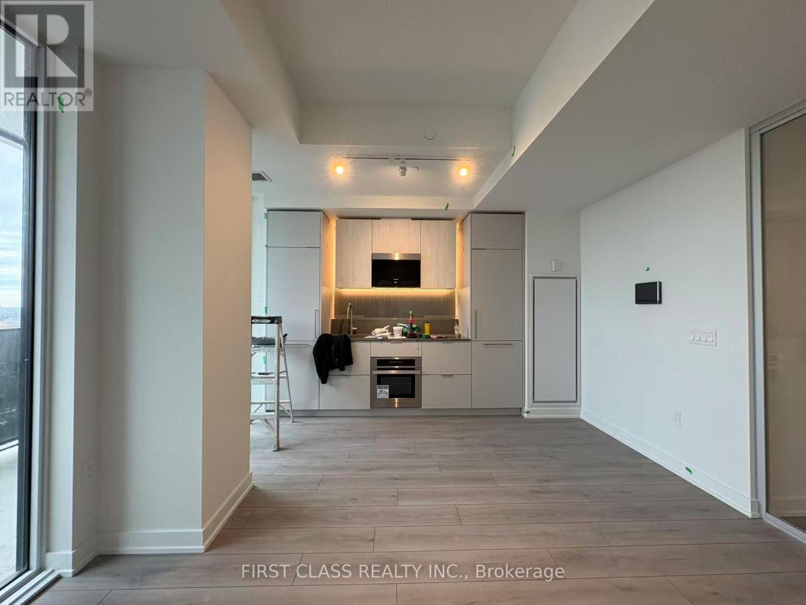 606 - 1 Fairview Road E, Mississauga, Ontario  L5A 0B4 - Photo 2 - W12642204