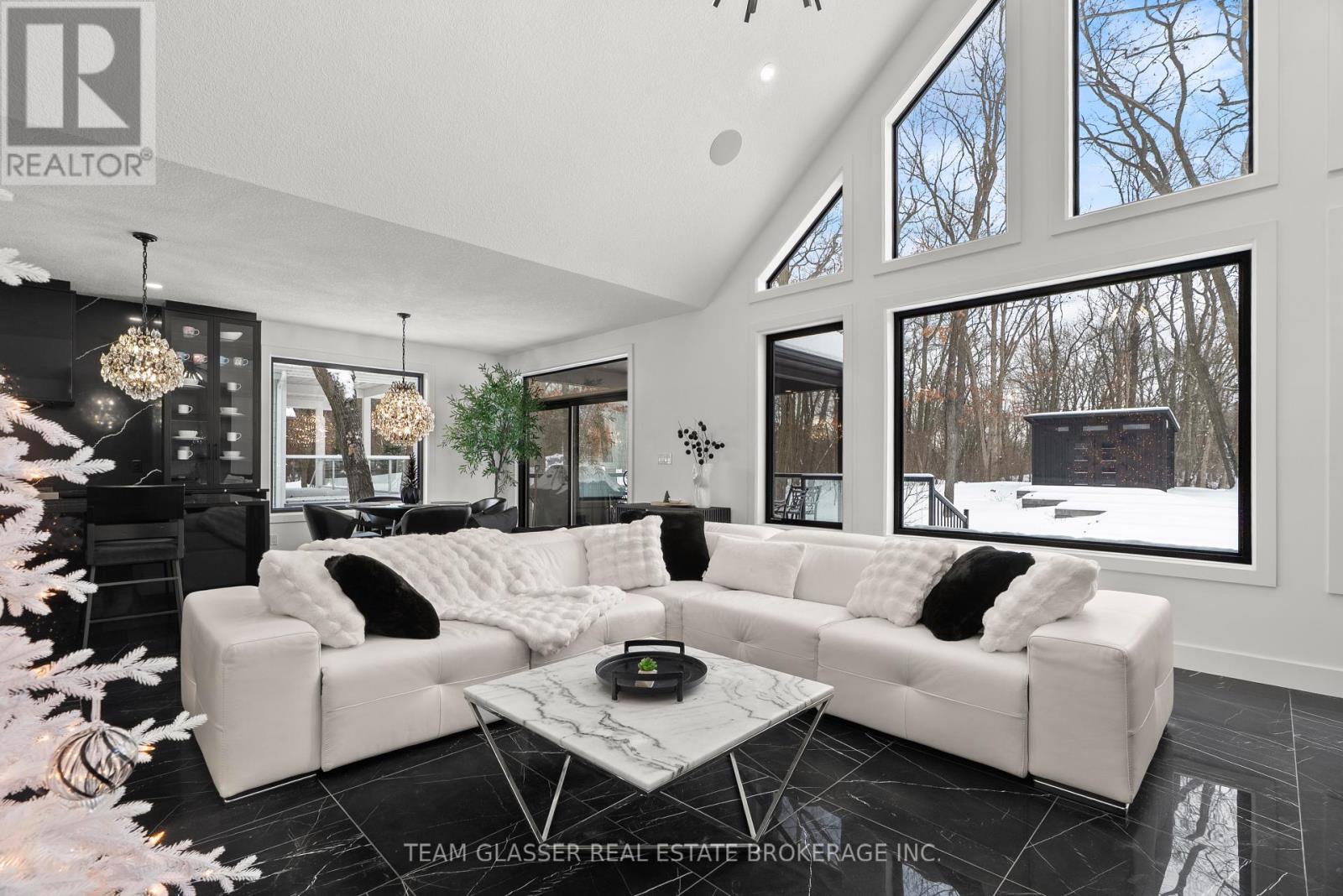 10143 Pinery Bluffs Road, Lambton Shores, Ontario  N0M 1T0 - Photo 10 - X12641572