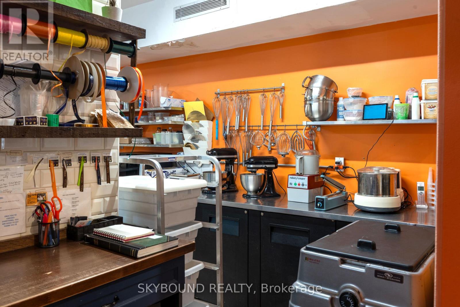 Retail Unit - 1116 Eglinton Avenue W, Toronto, Ontario  M6C 2E2 - Photo 6 - C12642224