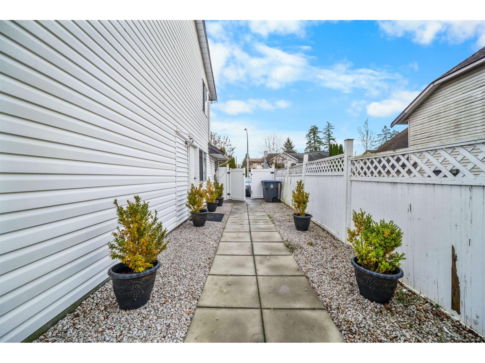 8873 143a Street, Surrey, British Columbia  V3V 7P7 - Photo 5 - R3074520