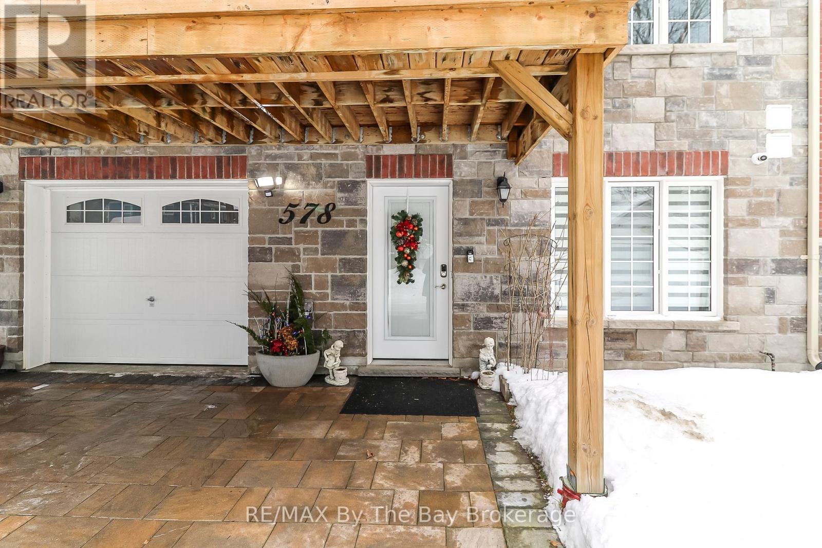 578 Mosley Street, Wasaga Beach, Ontario  L9Z 2H9 - Photo 2 - S12642344
