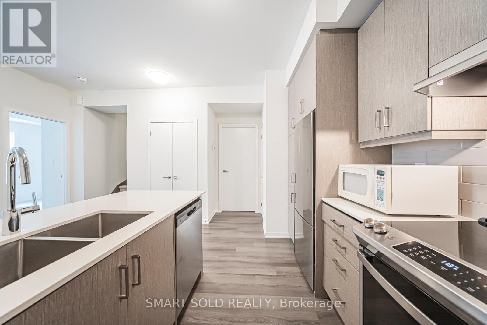 239 - 121 Honeycrisp Crescent, Vaughan, Ontario  L4K 0N7 - Photo 8 - N12642368