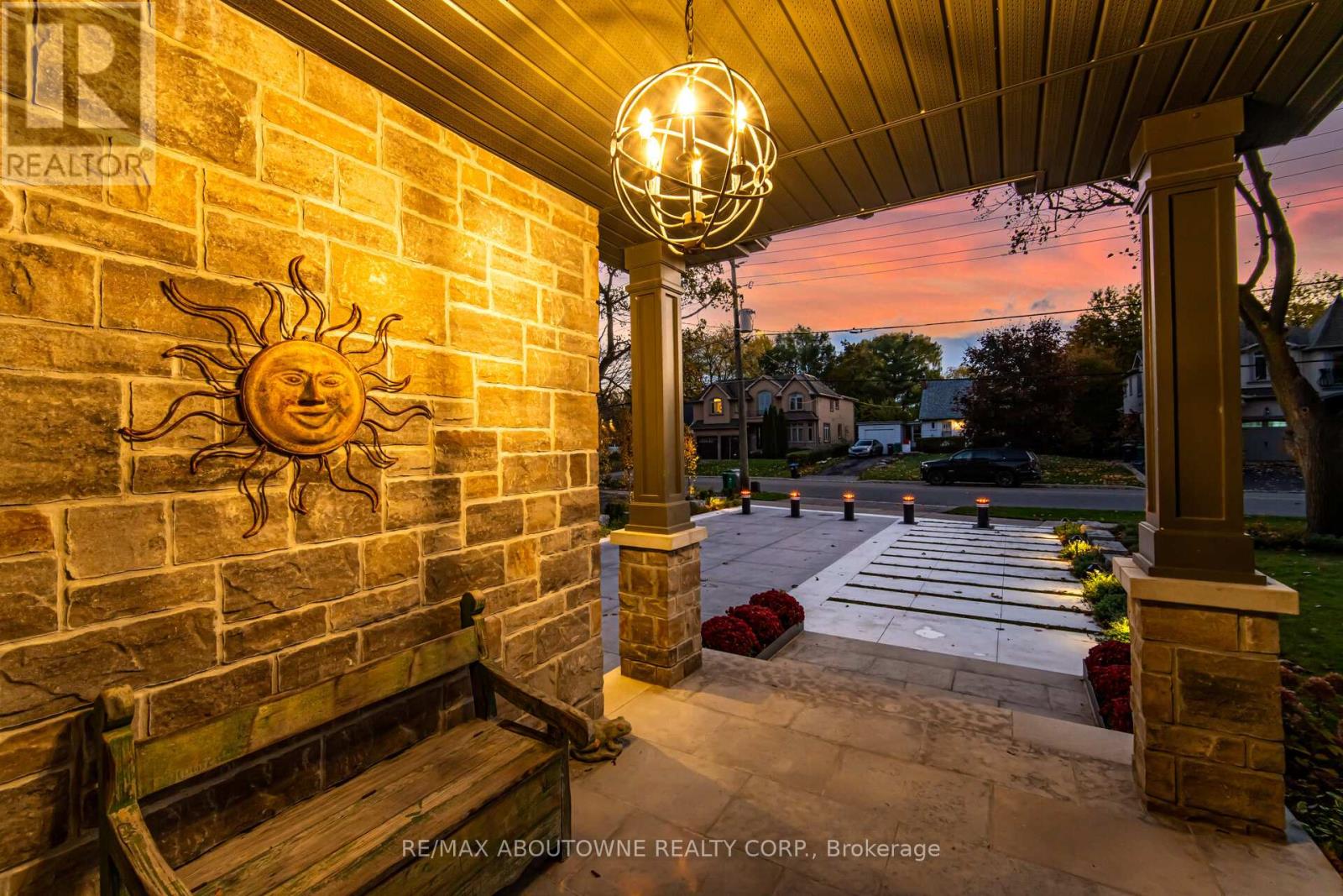 1271 Mineola Gardens, Mississauga, Ontario  L5G 3Y5 - Photo 5 - W12639148