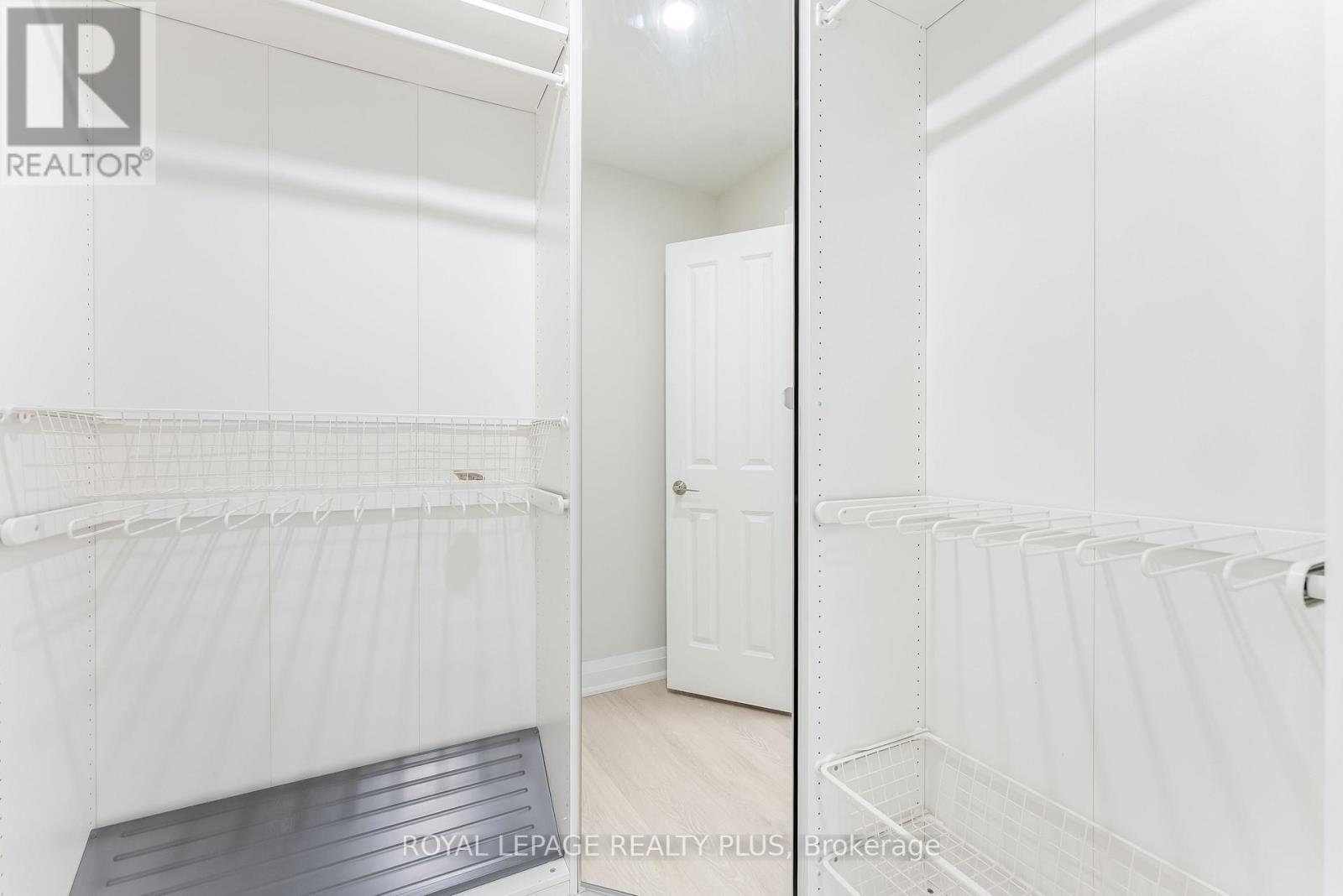 806 - 40 Old Mill Road, Oakville, Ontario  L6J 7W3 - Photo 9 - W12642366