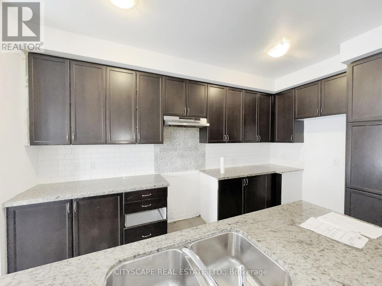 64 Honeyview Trail, Brampton, Ontario  L6P 4A4 - Photo 5 - W12642370