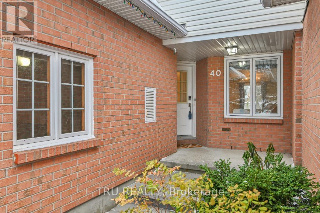 40 Baton Court, Ottawa, Ontario  K2L 4C8 - Photo 3 - X12642402
