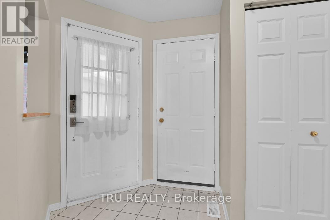 40 Baton Court, Ottawa, Ontario  K2L 4C8 - Photo 4 - X12642402