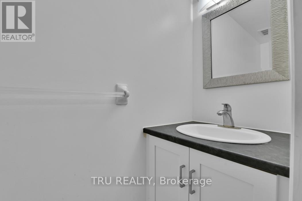 40 Baton Court, Ottawa, Ontario  K2L 4C8 - Photo 6 - X12642402