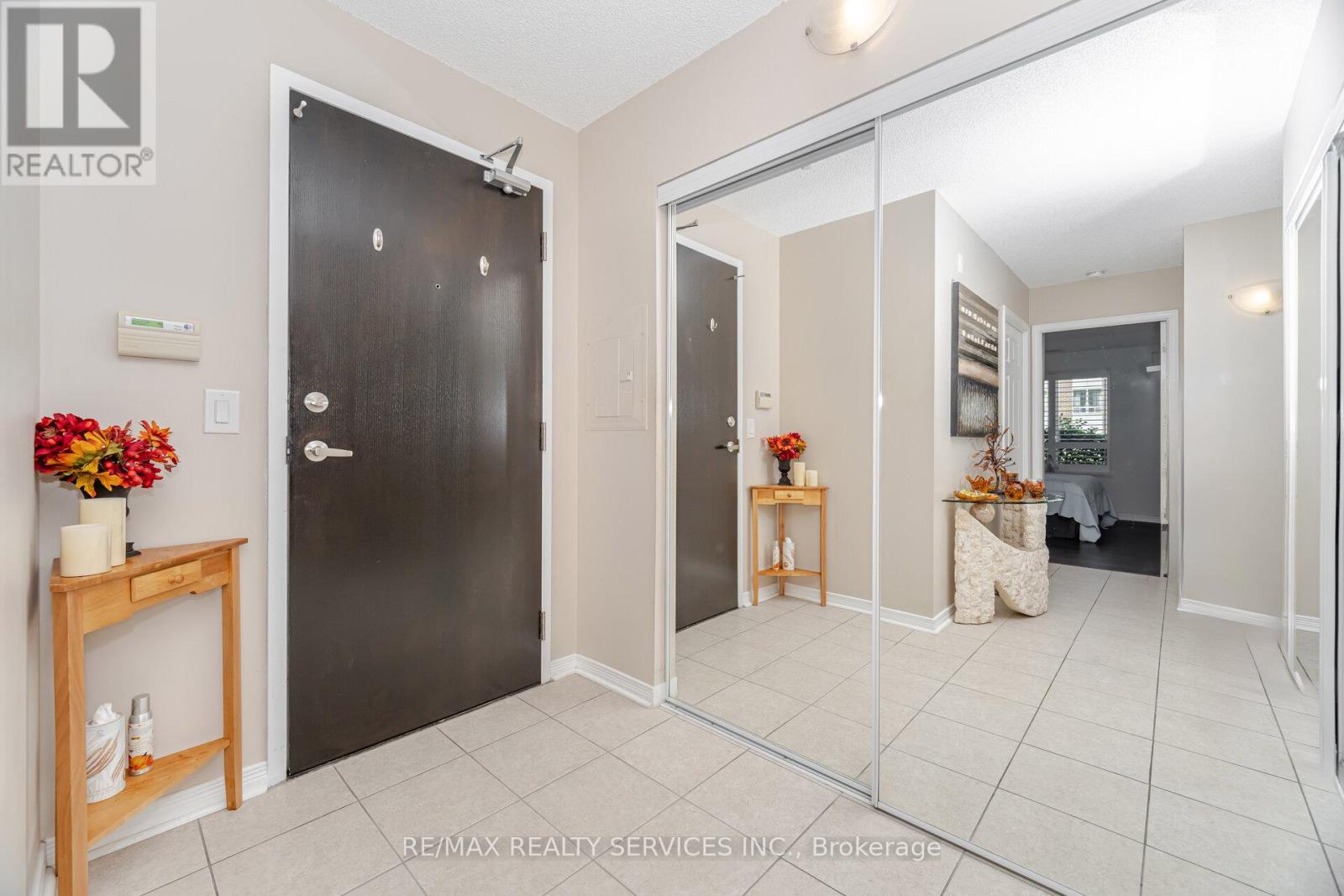 105 - 60 Via Rosedale Way, Brampton, Ontario  L6R 3X6 - Photo 5 - W12642388