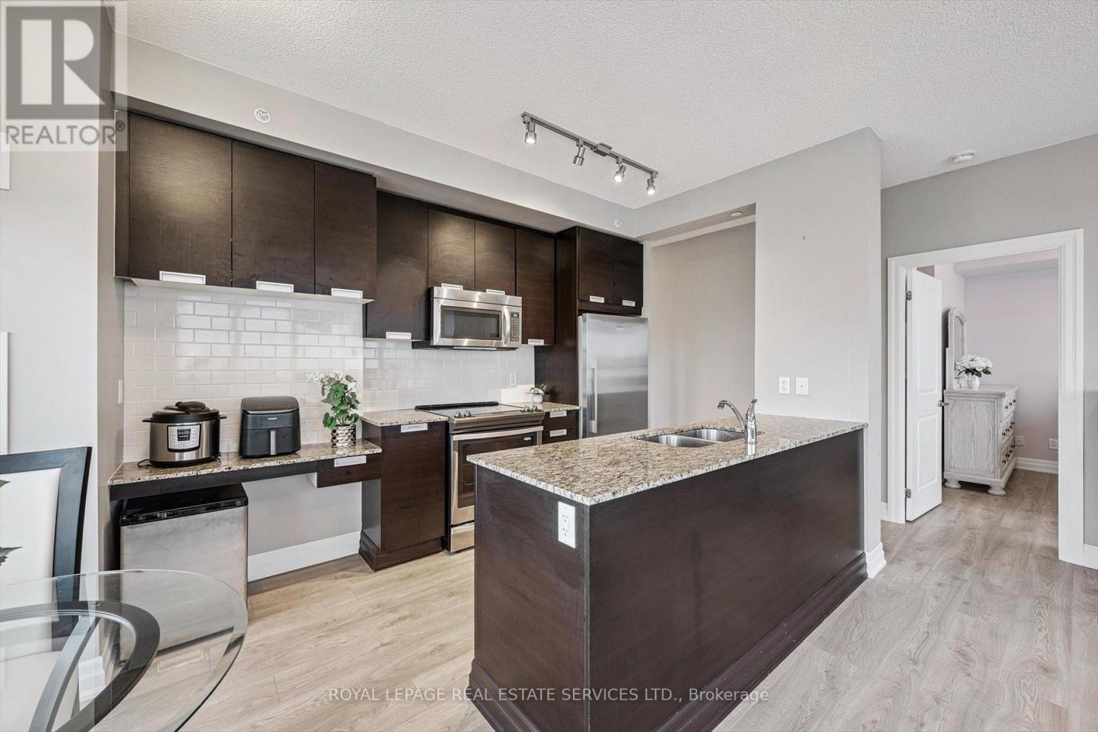 1007 - 55 Eglinton Avenue W, Mississauga, Ontario  L5R 0E4 - Photo 10 - W12642394