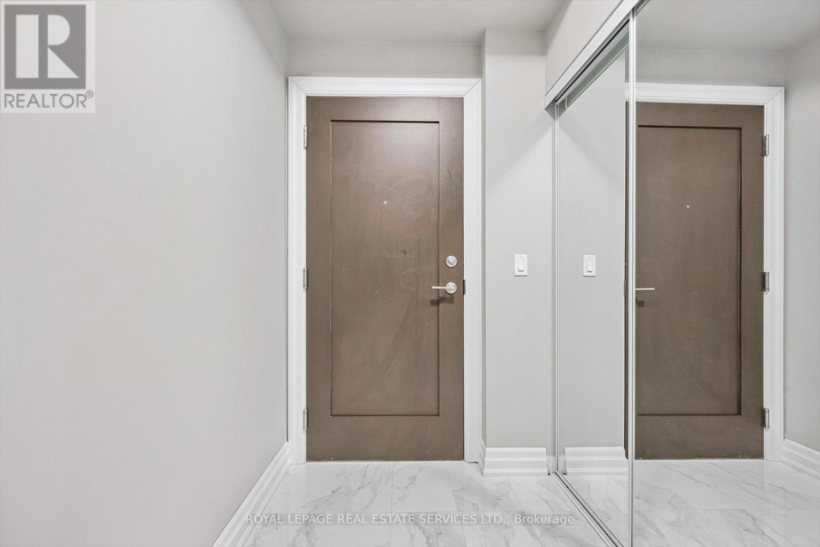 1007 - 55 Eglinton Avenue W, Mississauga, Ontario  L5R 0E4 - Photo 5 - W12642394