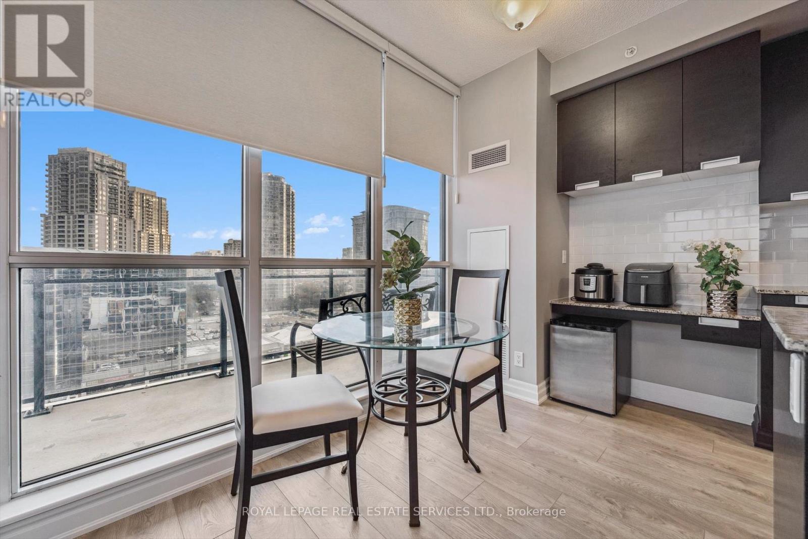 1007 - 55 Eglinton Avenue W, Mississauga, Ontario  L5R 0E4 - Photo 9 - W12642394