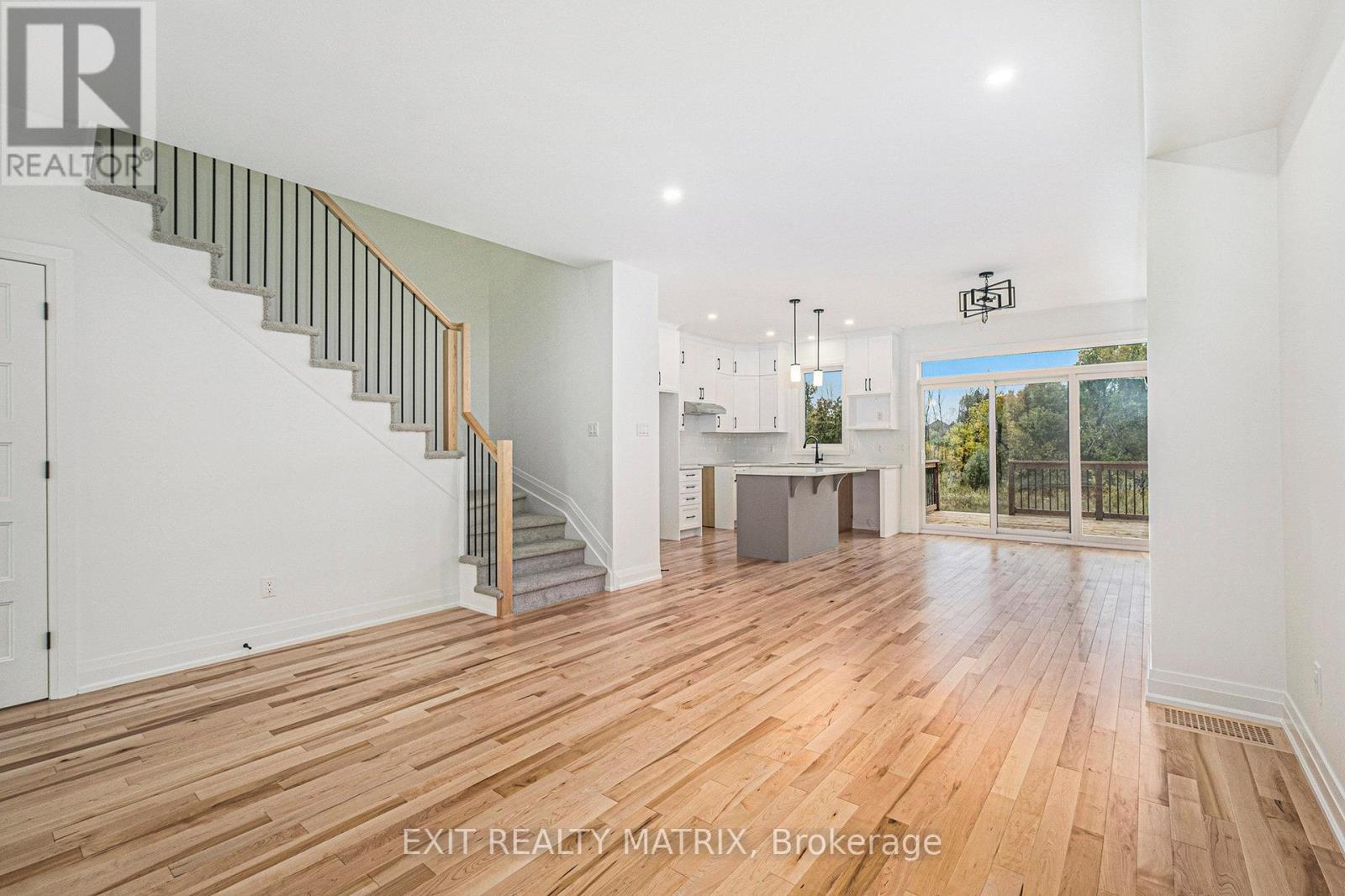 956 Cologne Street, Russell, Ontario  K0A 1W0 - Photo 3 - X12453809