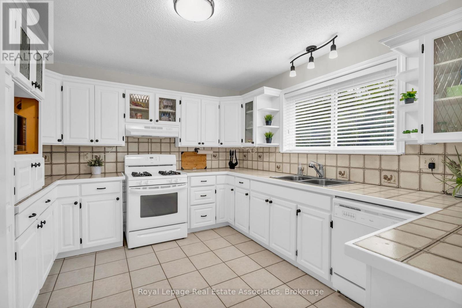 69 George Avenue, Wasaga Beach, Ontario  L9Z 2X9 - Photo 13 - S12449960