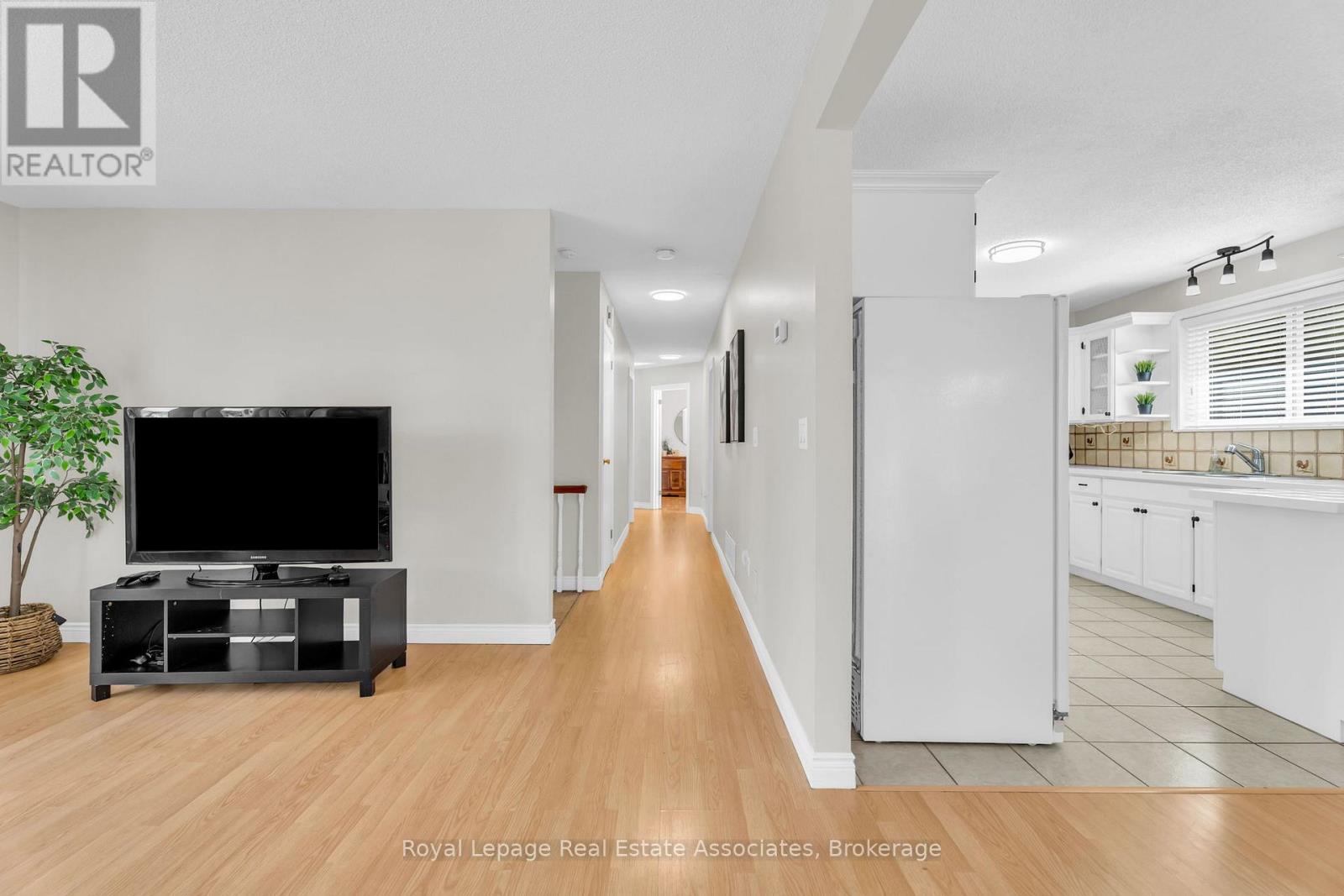 69 George Avenue, Wasaga Beach, Ontario  L9Z 2X9 - Photo 5 - S12449960