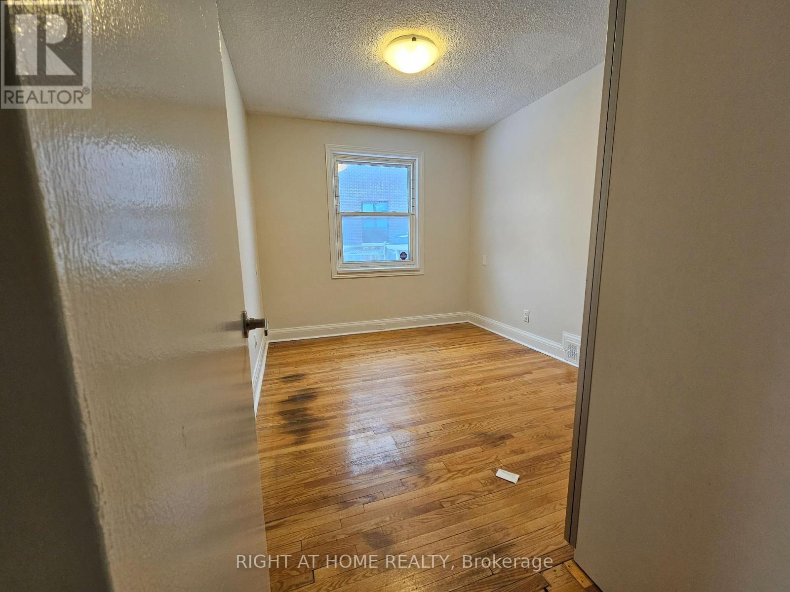 8 Roberta Drive, Toronto, Ontario  M6A 2J5 - Photo 16 - C12641844