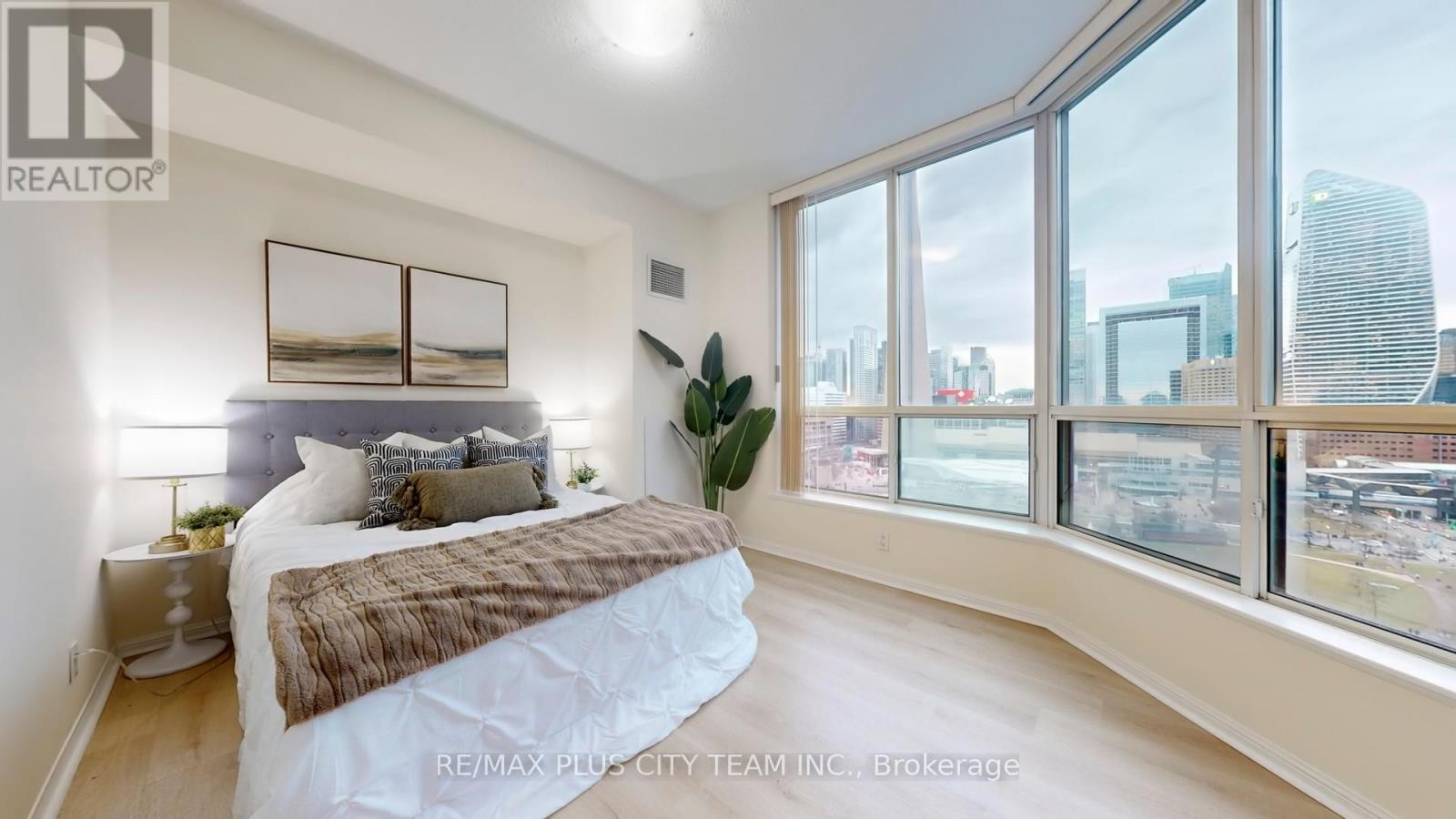 2323 - 230 Queens Quay W, Toronto, Ontario  M5J 2Y7 - Photo 11 - C12642504