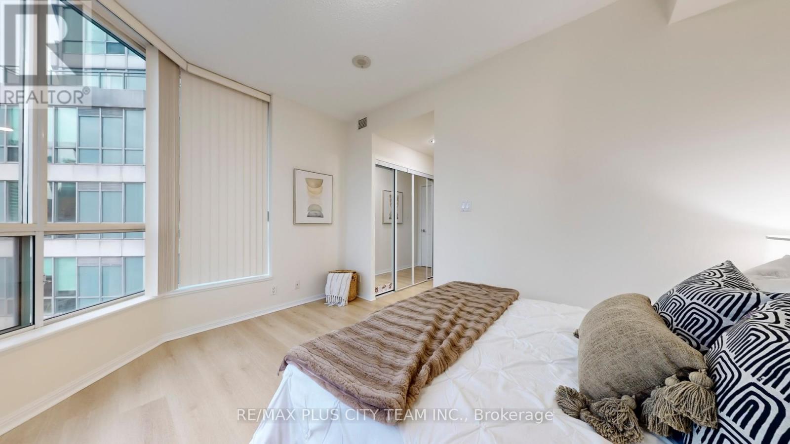 2323 - 230 Queens Quay W, Toronto, Ontario  M5J 2Y7 - Photo 13 - C12642504