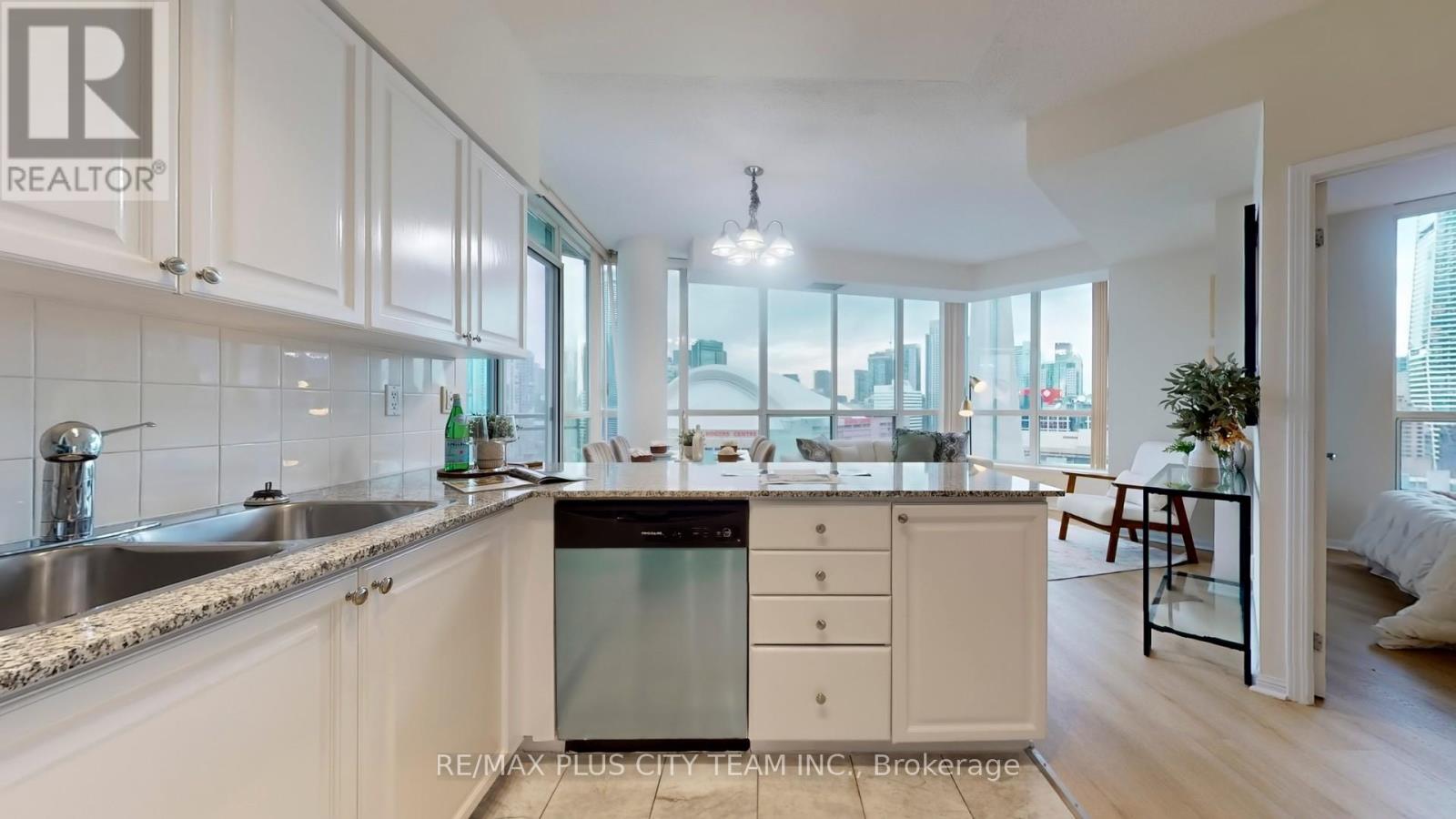 2323 - 230 Queens Quay W, Toronto, Ontario  M5J 2Y7 - Photo 8 - C12642504